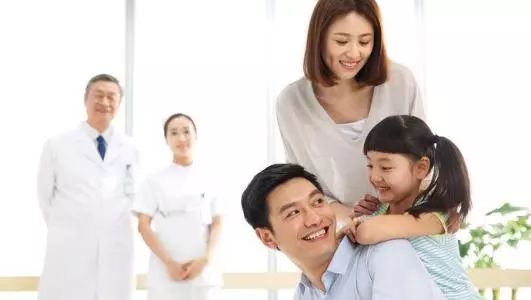 家人幸福得益于健康保險(xiǎn)