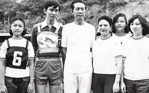 王永慶夫婦及子女參加運動會