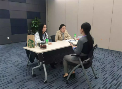 在微眾銀行辦公樓，三甲醫(yī)院專家為員工提供一對一問診服務(wù)