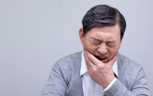 小小的口腔疾病竟會(huì)引發(fā)心臟病，你還不注意口腔衛(wèi)生嗎？