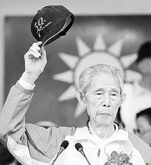 2007年，去世前一年還出席運動會，脫帽向員工致意