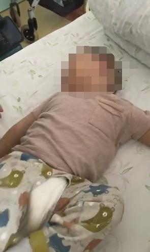 如何處理嬰幼兒發(fā)燒？這位母親的處理方式，毀了孩子的一生